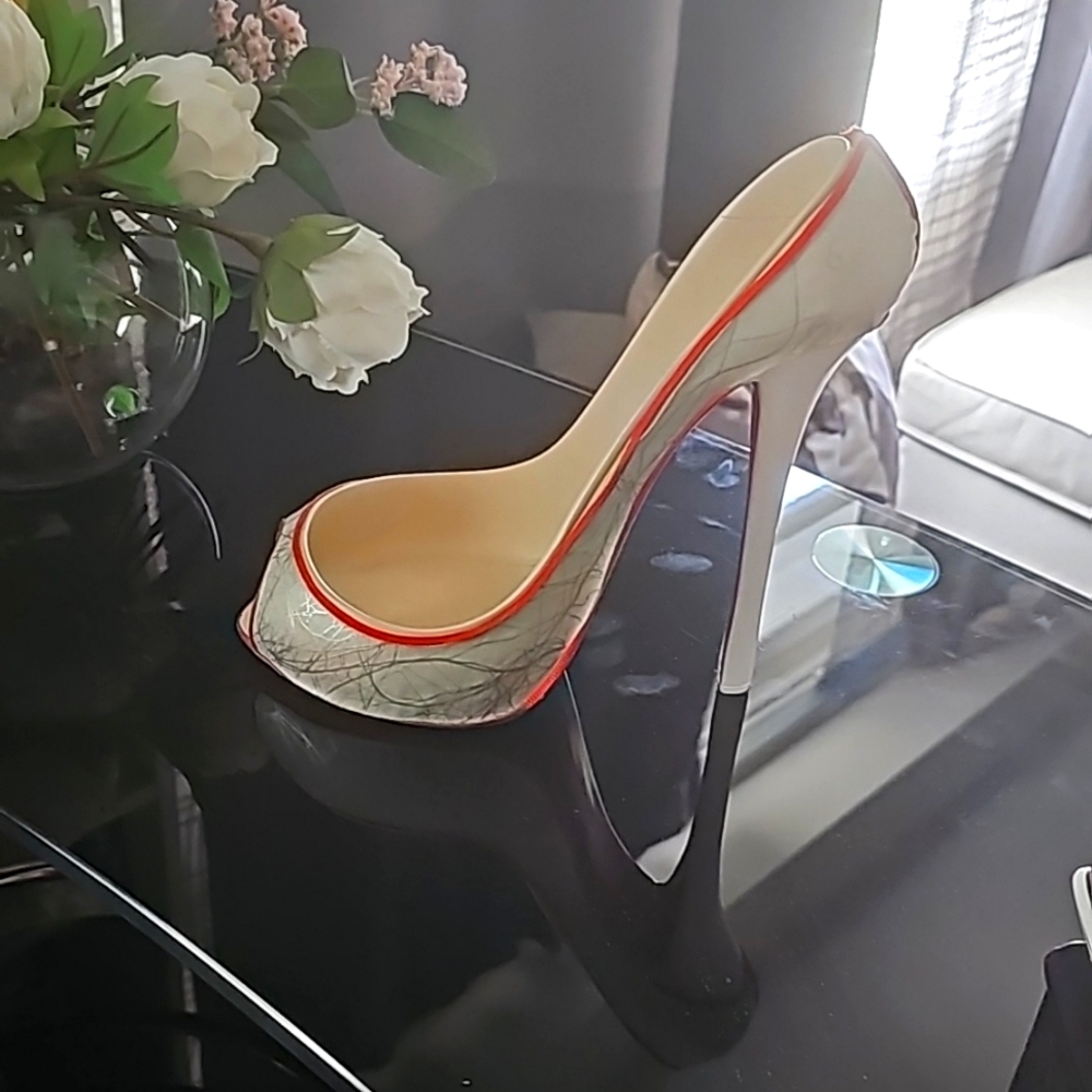 Wind bottle holder - high heel shoe